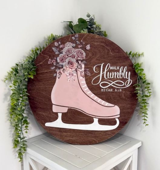 💗⛸️ Skate Into Valentine’s With This Charming Accent Piece
